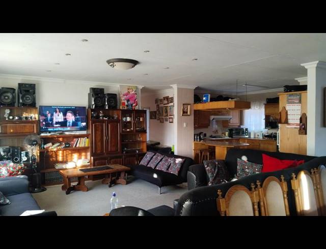 3 BEDROOM TOWNHOUSE FOR SALE IN VANDERBIJLPARK SE 2